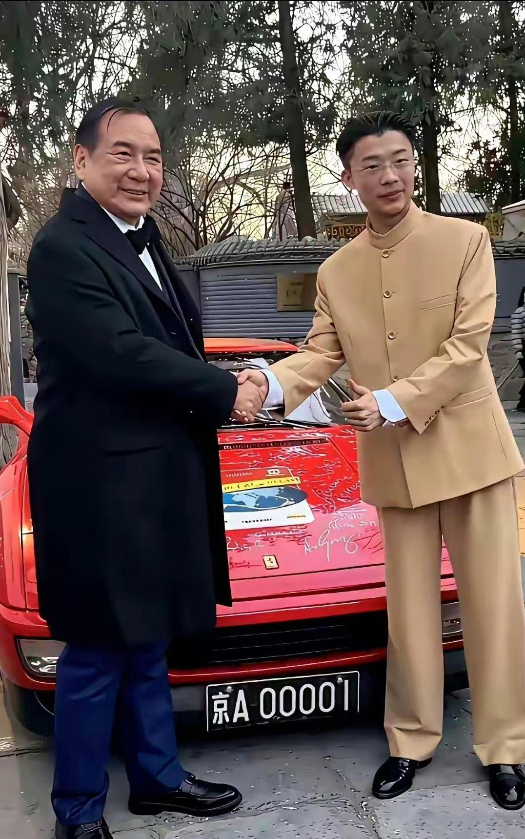 郭有才这几年走得又快又稳，身后那辆京A00001的车牌，不只是身份的标签，更像是