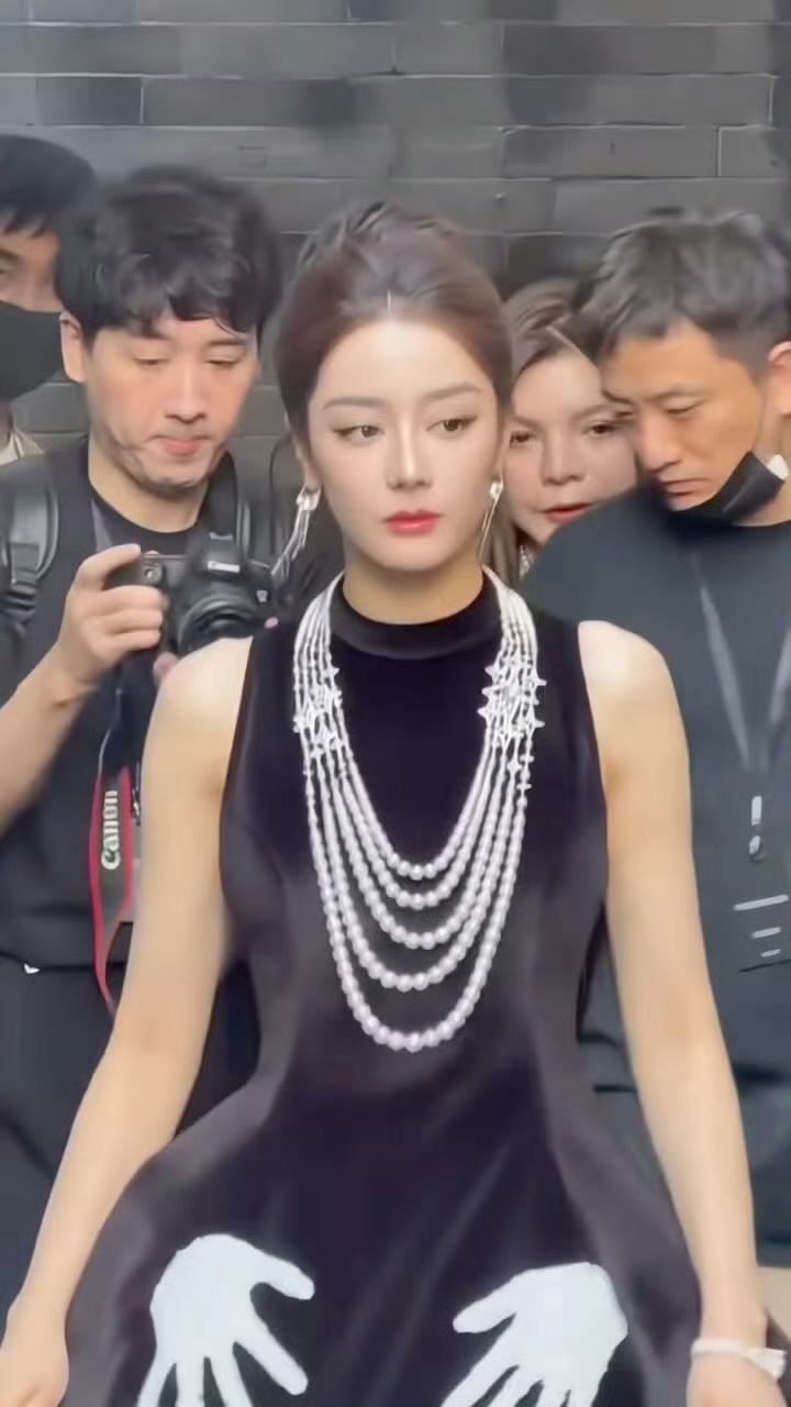 迪丽热巴美貌正常发挥罢了黑裙珍珠造型亮相，迪丽热巴美貌正常发挥罢了！ 