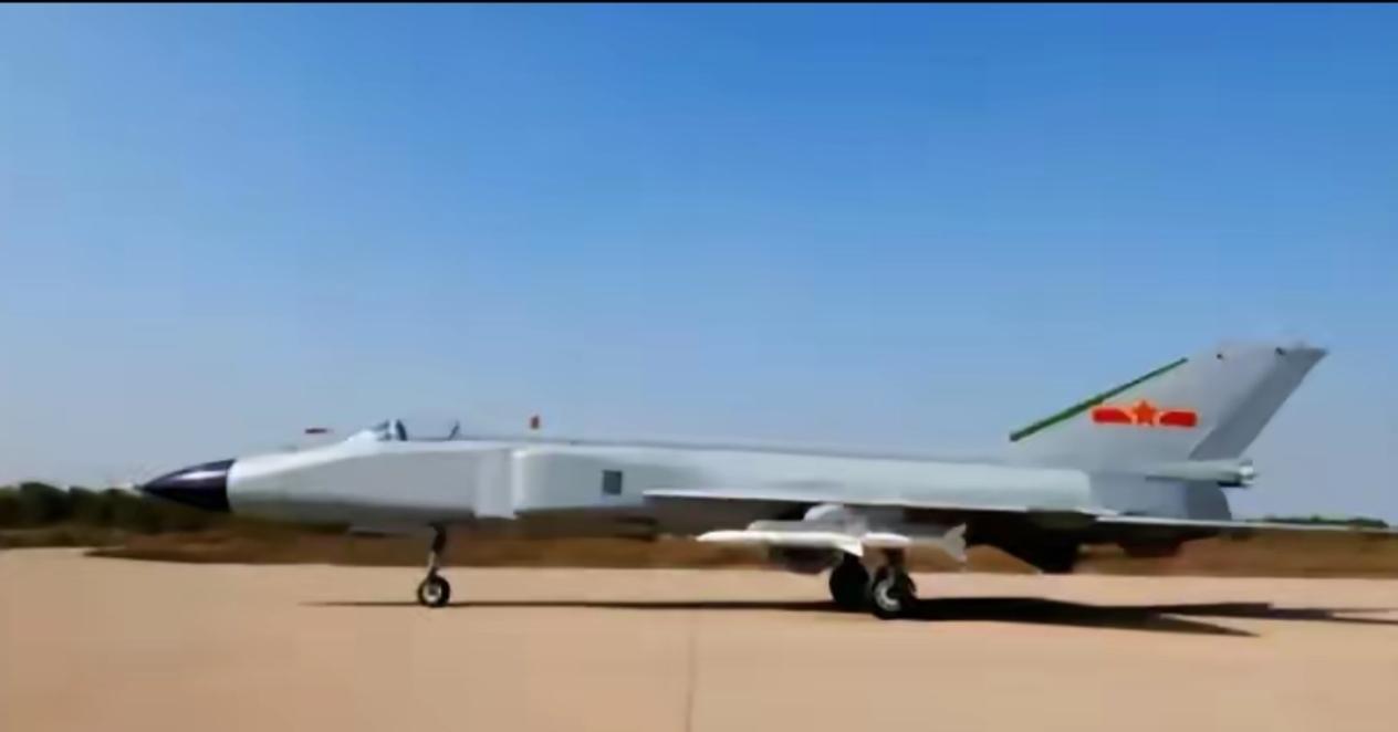 别以为这架已经刷掉编号的歼8‖战机驾驶舱里没有飞行员是静态停放在那里，人家可是改