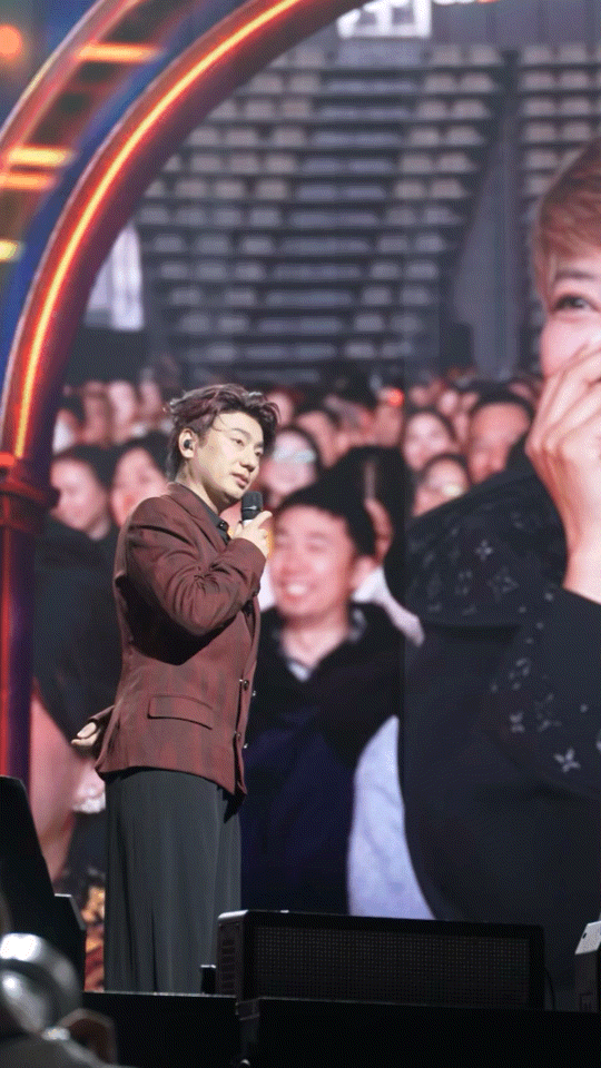 海来阿木遇到了假粉 笑不活了家人们！粉丝记错听歌时间被海来阿木精准拿捏，急补“昨