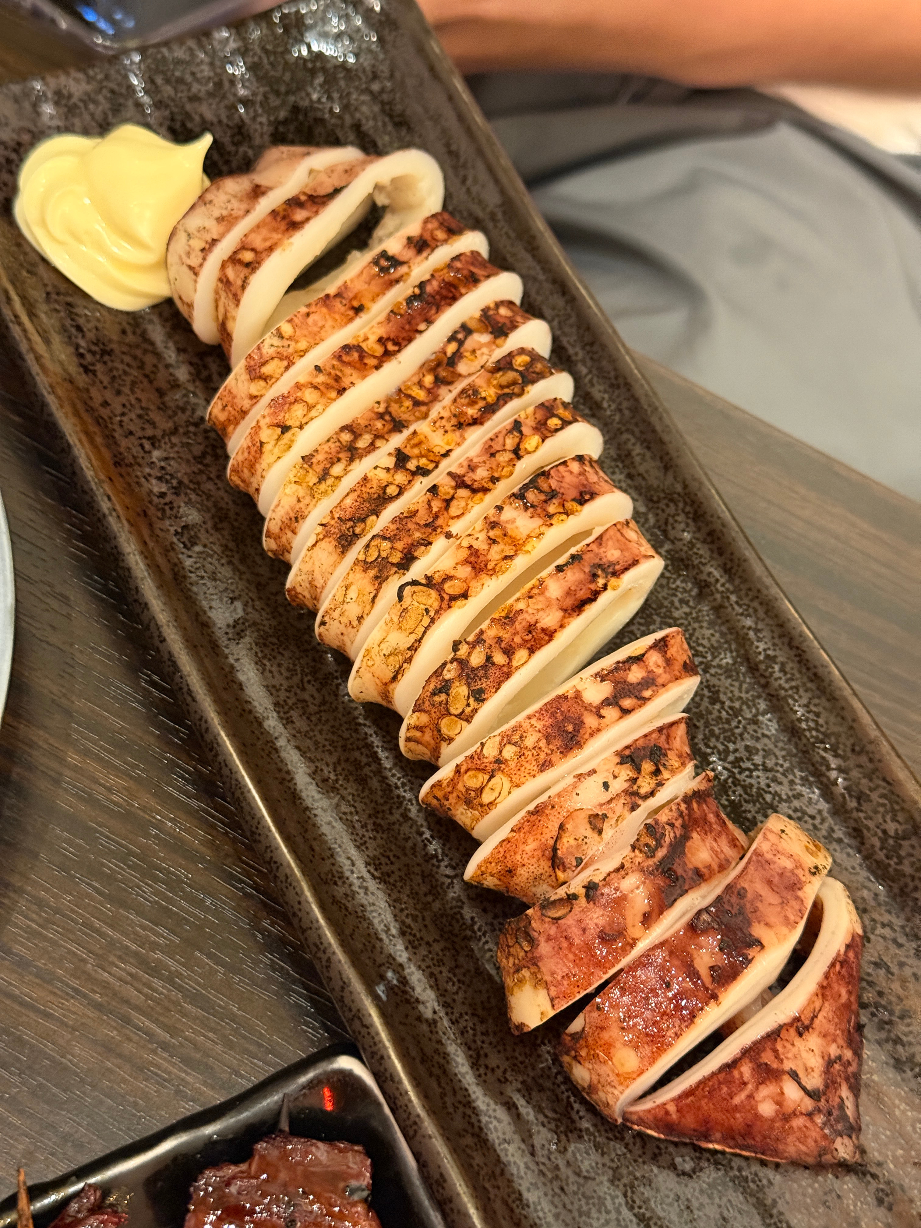 朴素的一餐 我们找了一家看起来很热闹人声鼎沸的店，店里都是晚下班的上班族习惯要个