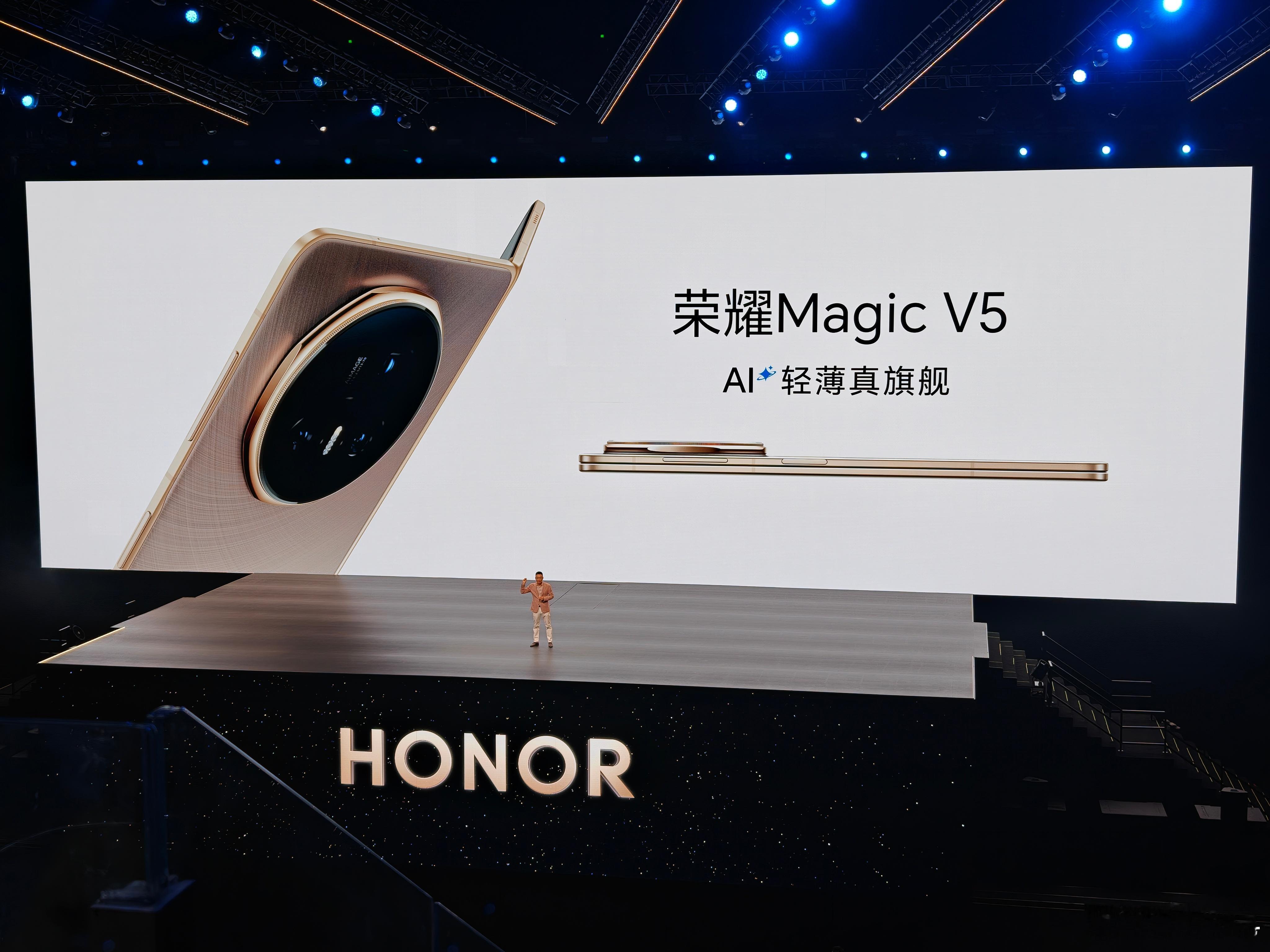 是这样的，荣耀Magic V2是真把我惊艳到了 9.9mm的厚度在那个时代已经无