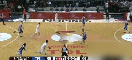 男篮赢了，可卢峻翔的“黑脚”却让朱俊龙差点废了！
 
世界杯预选赛惊魂一刻！中国