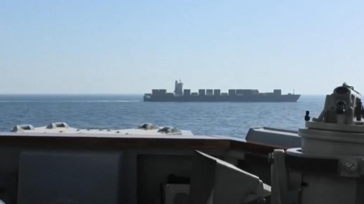 伊朗好猛：派货船冲向美军封锁线，美舰上当了！特朗普火冒三丈！

当地时间4月19