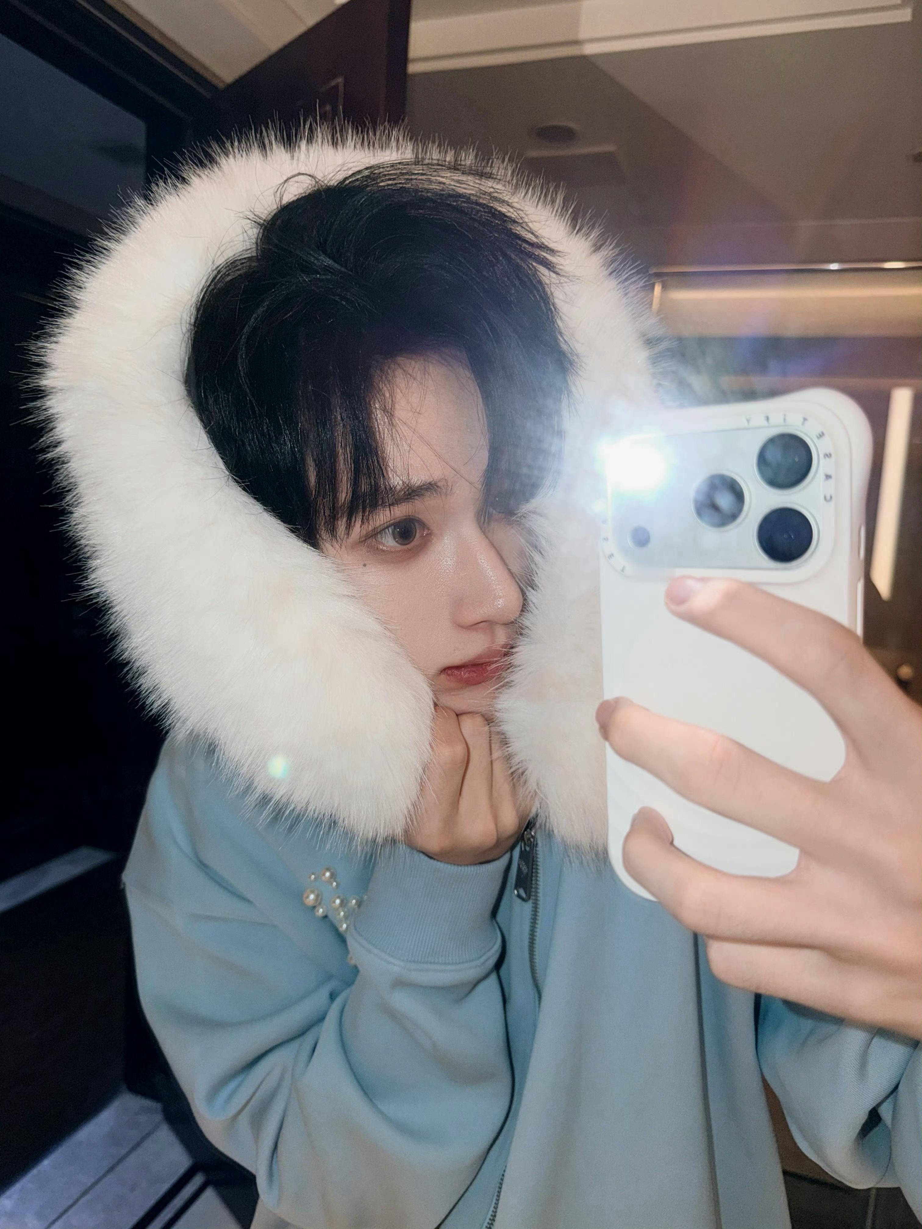 余宇涵四宫格自拍余宇涵最新营业🈶穿羽绒服对镜自拍此男好会[色]被美貌和摄像头闪