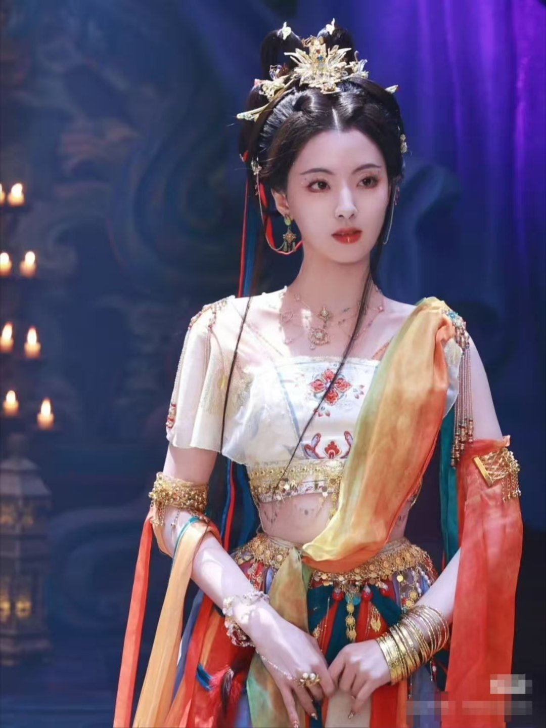 何子怡 内娱00花妆造卷起来了 她的星光大赏造型美得让人失语。金属裙线条利落，发