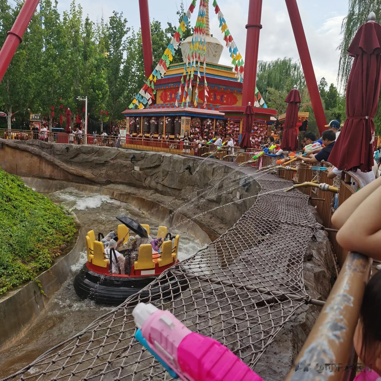  
欢乐谷推荐项目
1⃣️飞跃牛奶河（水上旋转）🌟🌟🌟
温和不刺激，老少皆