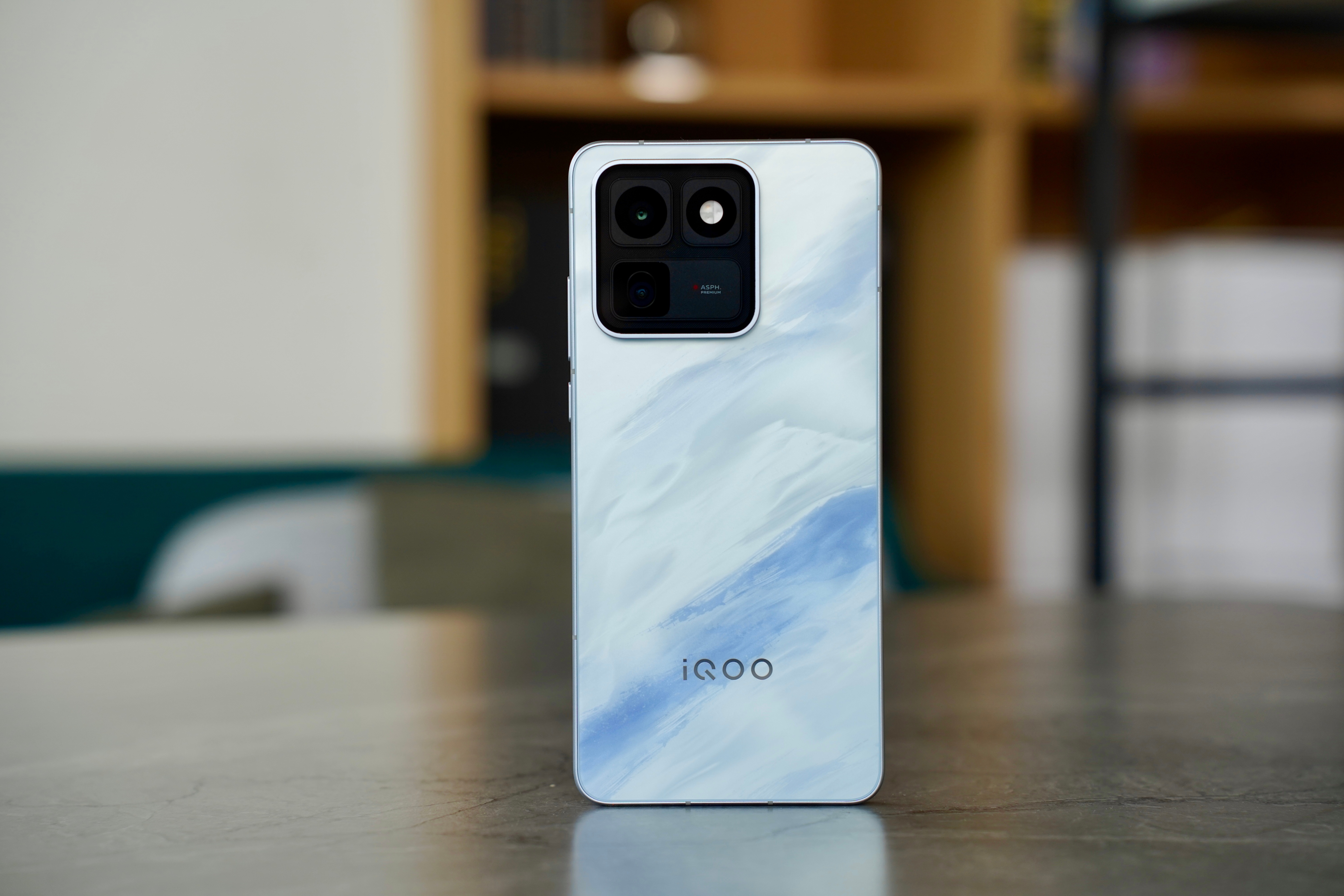 iQOO15T体验总结：采用Ultra同款的“未来舱Deco”设计，一眼即Ult