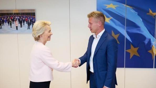 整个欧洲政坛几乎都被惊到了，匈牙利新当选总理毛焦尔・彼得，刚坐稳总理位置，就立马