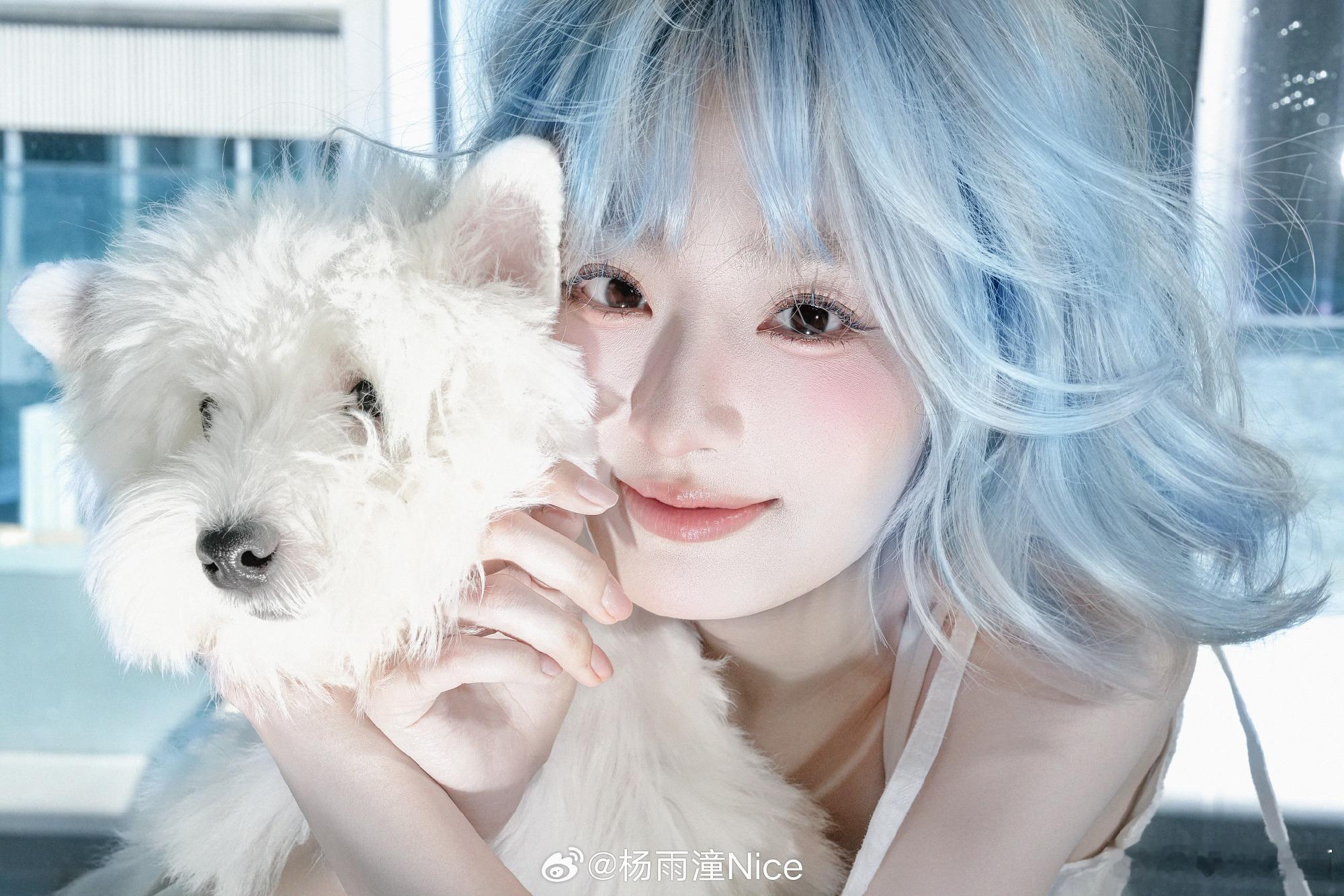 别人的七夕是恋爱，杨雨潼的七夕是和修勾贴贴！白裙温柔到犯规，蓝发梦核直接拉满，这