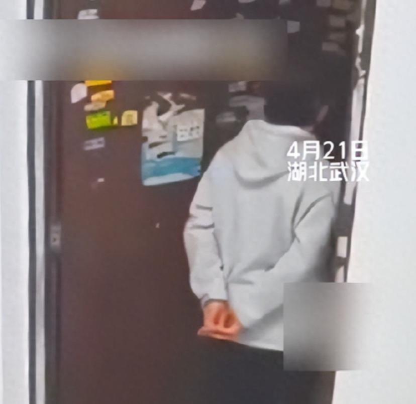 太变态了！湖北武汉，20岁年轻男子垂涎女邻居的美色，不能得手，竟然对她的鞋子下手