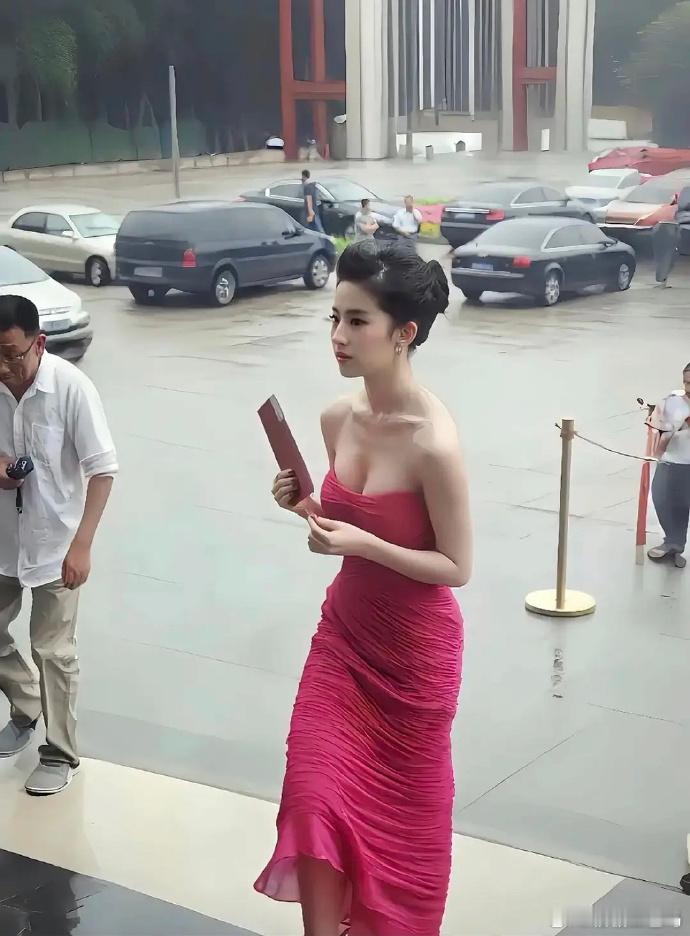 刘亦菲仿若被老天偏爱，集万千美好于一身。从头发到身材皆出众，家世亦优，真乃人间宠