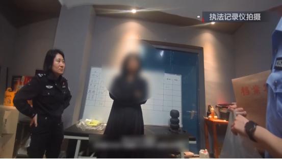这下丢人丢到全国了！2026年6月3日，北京朝阳警方在一家健身房里，把正在运动的
