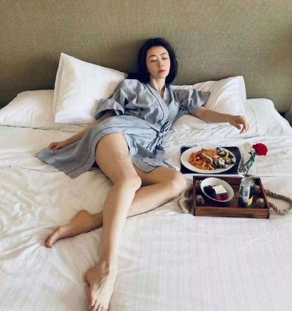 熊黛林的美腿真好看，郭富城应该后悔失去她了。 ​​​