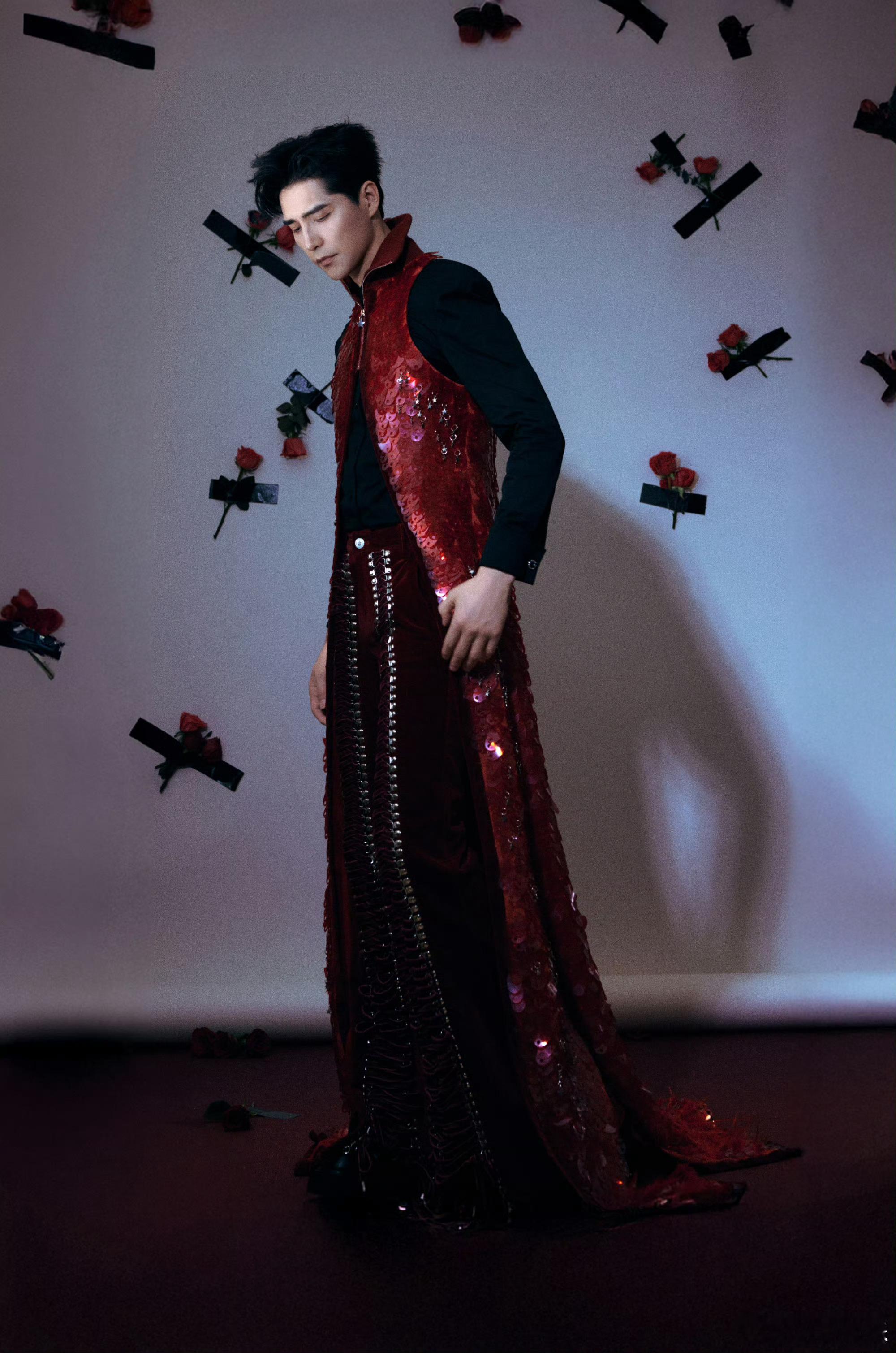 阿云嘎的衬衫多余了 阿云嘎肩宽腰窄的优越比例超明显，高挑身形自带矜贵气场，舞台上