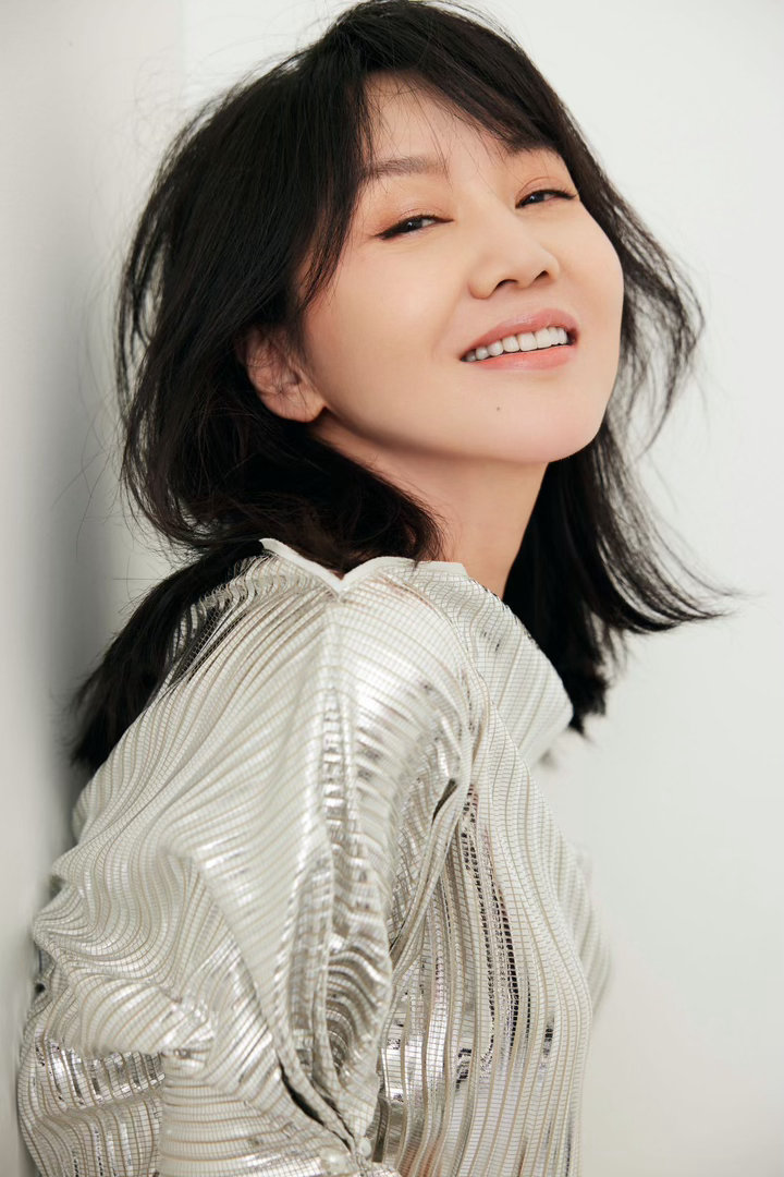 闫妮的微醺感不像演的 闫妮被夸之后那个笑得见牙不见脸的劲儿，简直是我本人！自然到