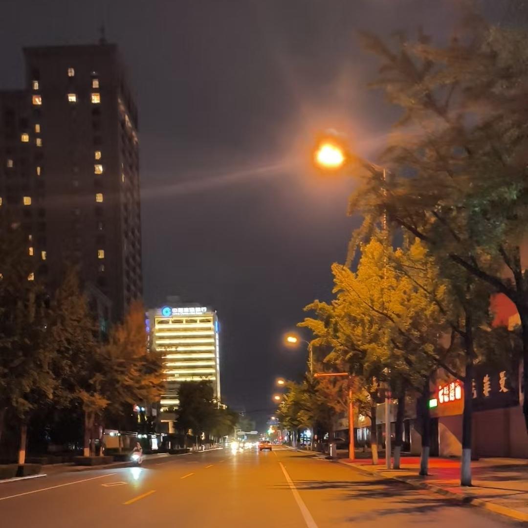 中秋节的夜晚，乌云掩住了圆月，一个没有月亮的中秋节。
天上寻不到月影，屋内自有灯