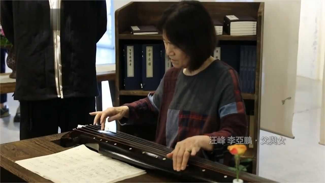 李嫣当众秀书法，父亲李亚鹏在旁围观，这场面太诗情画意！