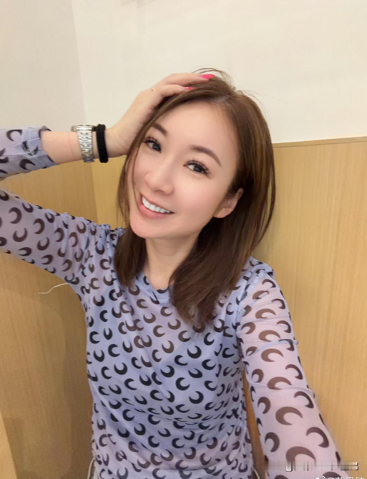 打破固有印象！庄思敏首次晒萌系自拍，粉色腕表意外成亮点

在大众印象里，庄思敏一