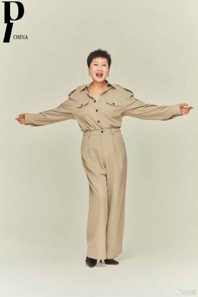 张凯丽 大女主气场 张凯丽这组大片把女性的多面性拍出来了，可以洒脱大笑，也可以沉