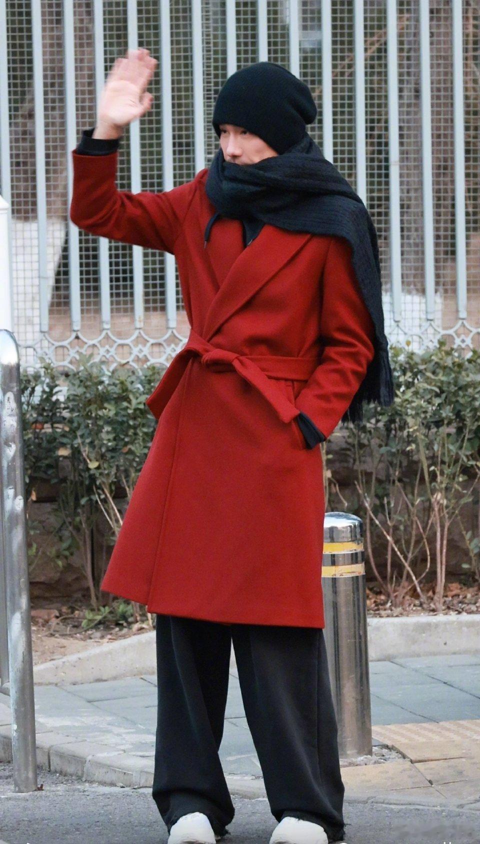 胡兵央视门口脸颊比心 宠粉细节满分！特意驻足比心回馈关注，温柔刻进骨子里的宝藏艺