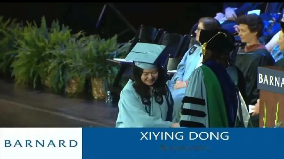 董袭莹2018年在哥伦比亚大学巴纳德女子学院参加毕业典礼。

当时的董袭莹还十分