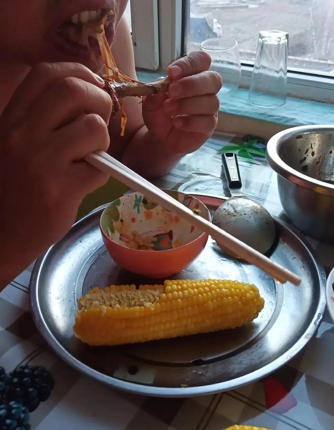 我和老公又在饭桌上大吵了一架！
他每次啃骨头，都是两手拿着骨头啃，筷子在手里攥着