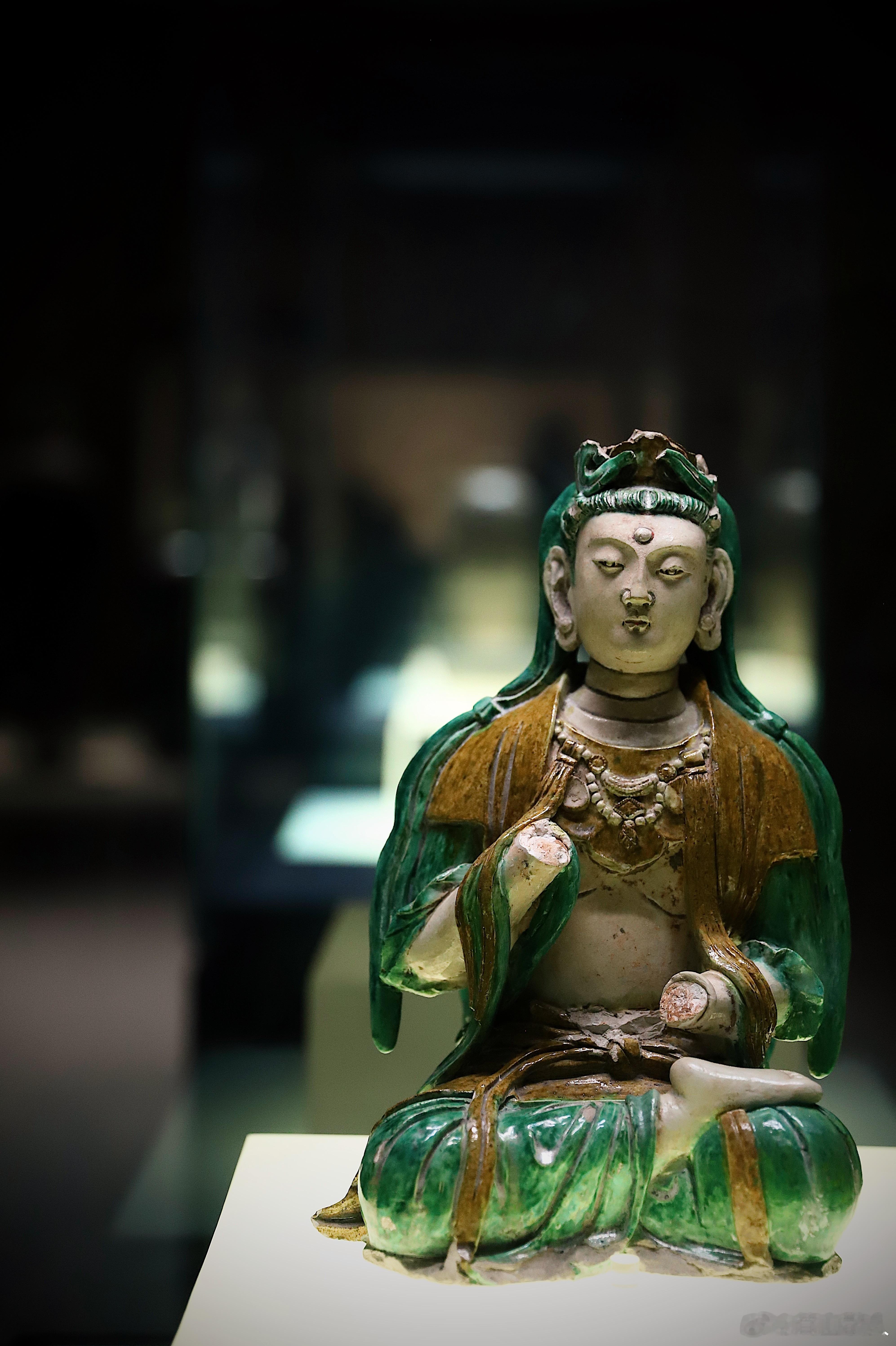 首博自从重新改了展陈好像就没再见过这尊辽代龙泉务窑的三彩菩萨像了，极其重要的一件