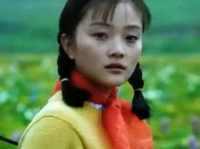 李小璐甜馨母女俩都很自信，但这两张照片一对比，还是甜馨颜值更高些，这叫做青出于蓝