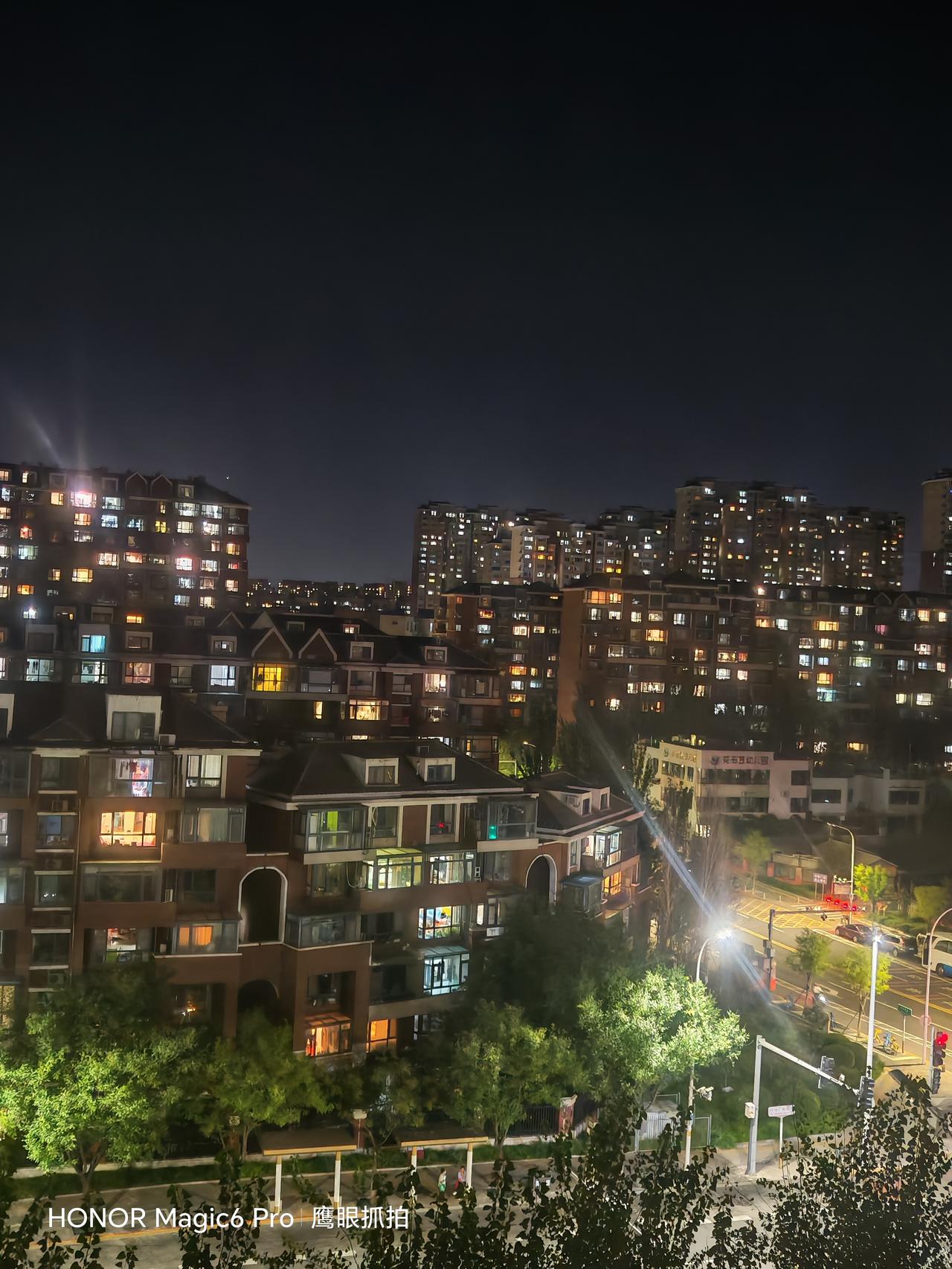 夜色朦胧城，灯火闪烁楼。小区里的夜晚静悄悄~万家灯火