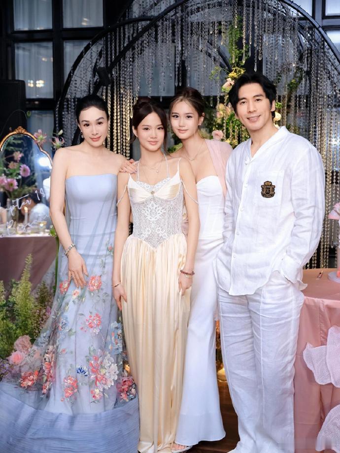 钟丽缇给二女儿办成人礼 钟丽缇二女儿成人礼，一家子颜值都很高呢！钟丽缇二女儿成人