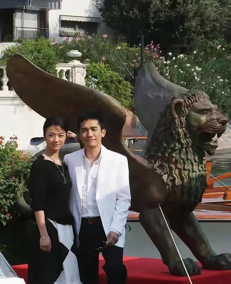 这是电影《色戒》拍摄期间，梁朝伟和汤唯的一张幕后合影。当时为了培养两人的默契，导