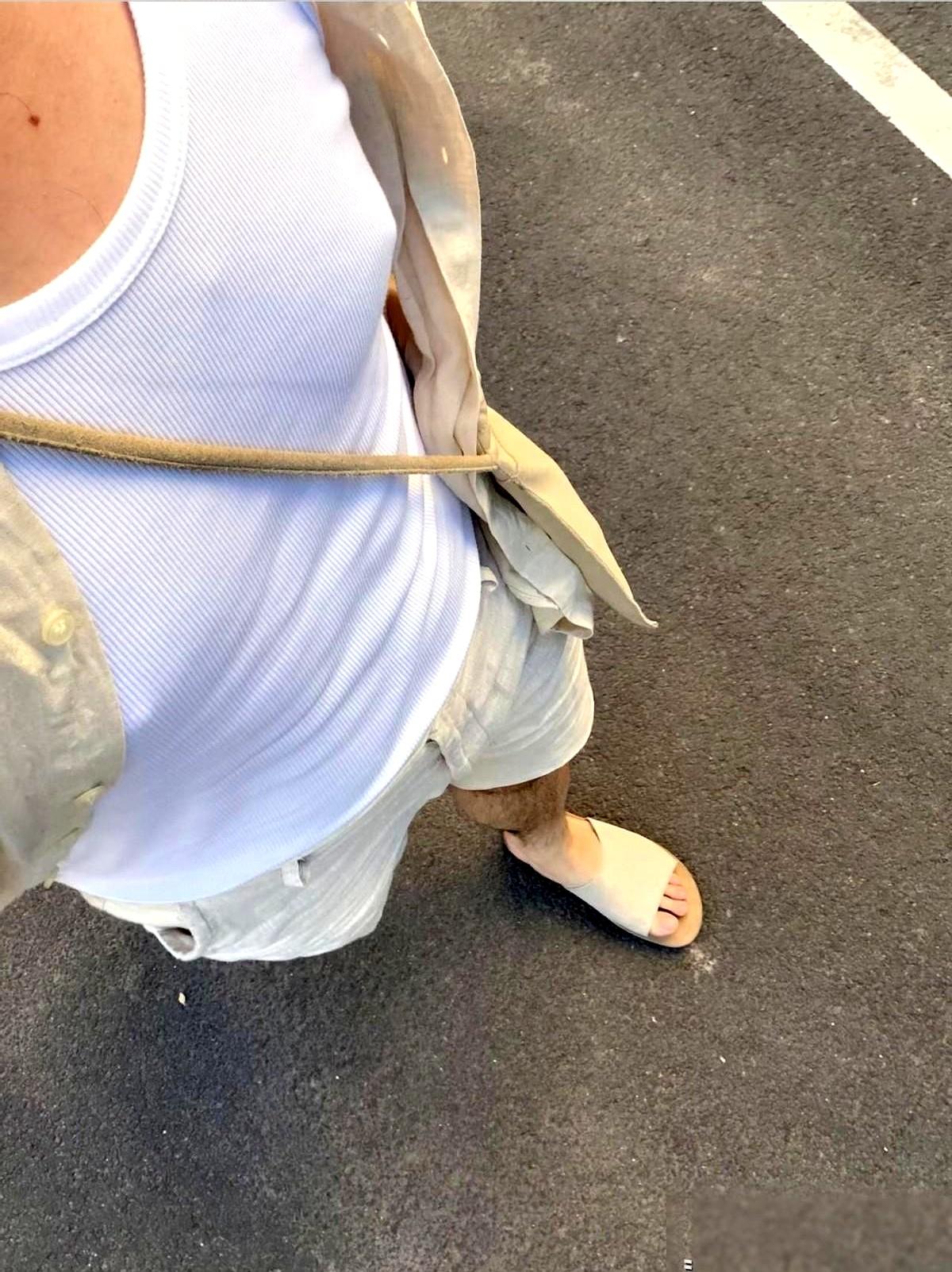 一张下班照，评论区差点先吵起来。
有人盯着照片就问：“怎么不穿内衣？”结果没多久