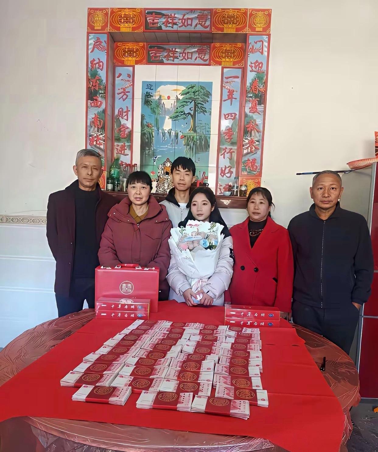 订婚宴上的一幕，怎么感觉这对小夫妻不是很开心？