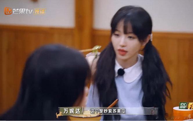 #田曦薇[超话]##田曦薇好吃到转圈#美食当前，幸福转圈圈！田曦薇的吃货小宇宙爆