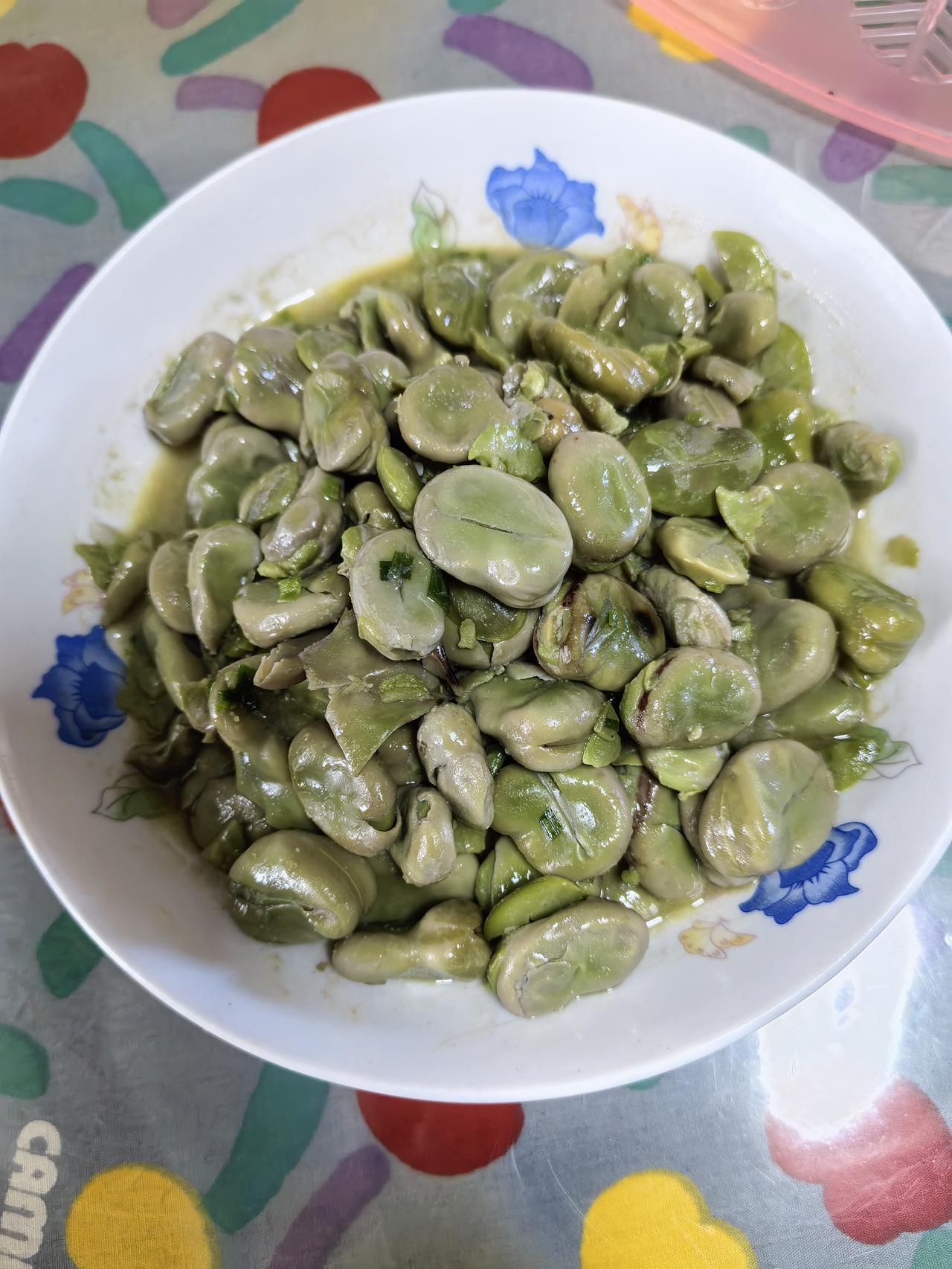 葱爆蚕豆，要烧到吃了再想吃！应该这样做！

首先，蚕豆剝开，然后将每一粒用小刀轻