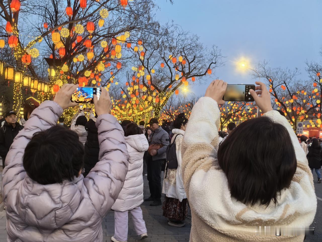 同庆街游人兴致盎然