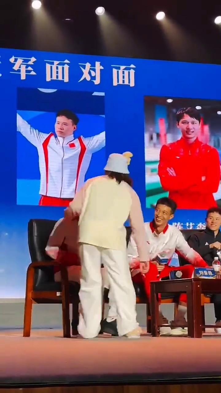 谢谢雪妹，打个招呼掌声送给她好不好？打个招呼。刚刚在台下的时候，全保一直都是很喜