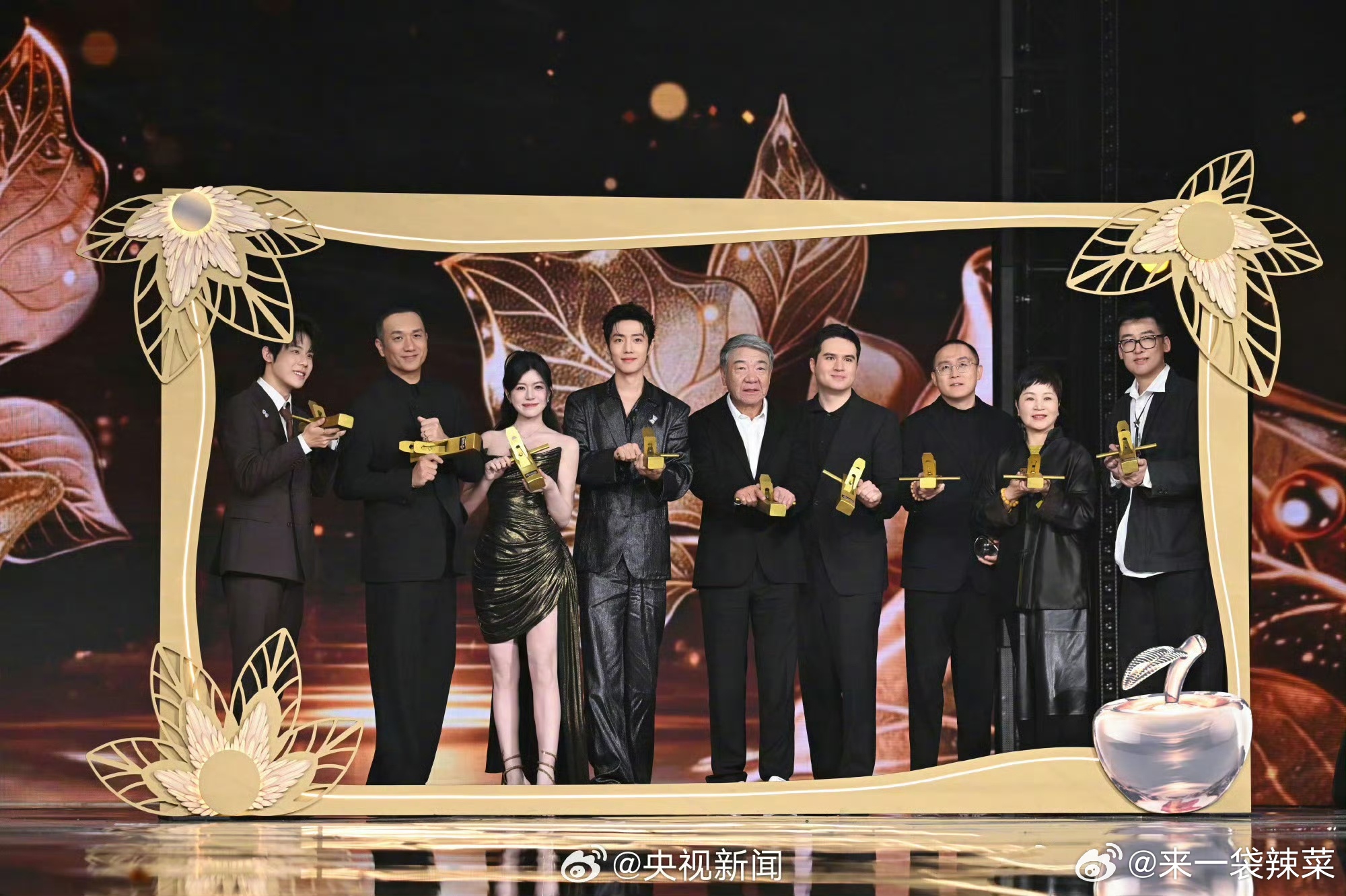 肖战《藏海传》电视剧品质盛典剧组大合影来了，恭喜肖战获视帝🎉藏海传剧组合影 电