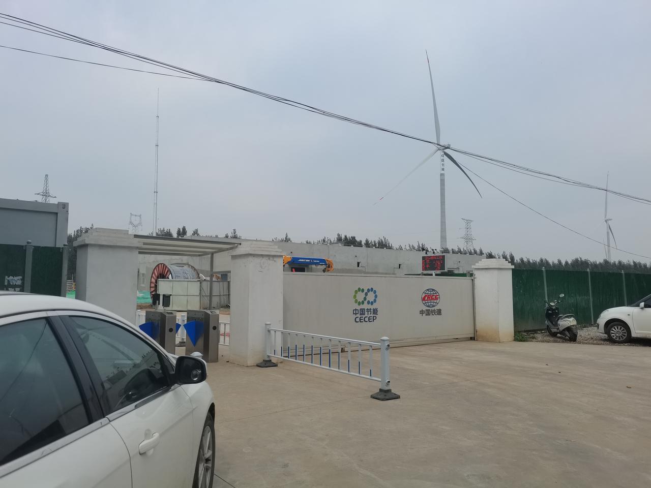 在邢台南和区
三思镇附近
近期在安装大片的
风力发电机
路边正在建设变电所一类设