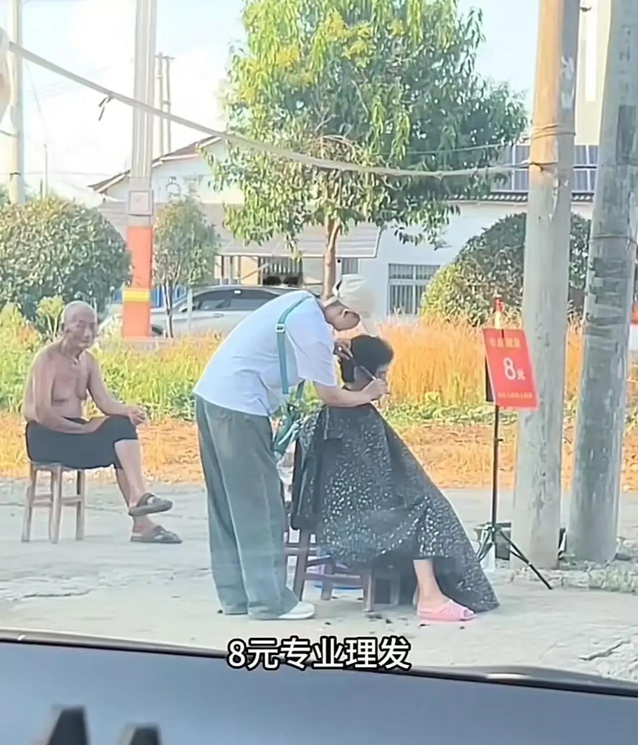 湖北仙桃一女子患淋巴瘤，街头摆摊理发8元一位，竟有神秘男子豪掷8万，究竟是何原因