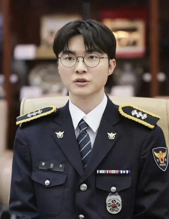 Faker从警0谁能想到峡谷大魔王解锁全新身份！韩国警察厅正式授予Faker名誉