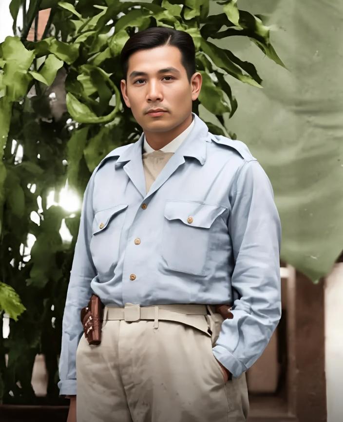 有人认识这位双手插兜的是谁吗？