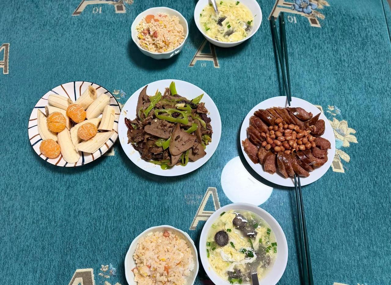 每个人都有自己的节奏，尽力就好，把三餐四季过成自己喜欢的样子，浅笑，知足，心安。