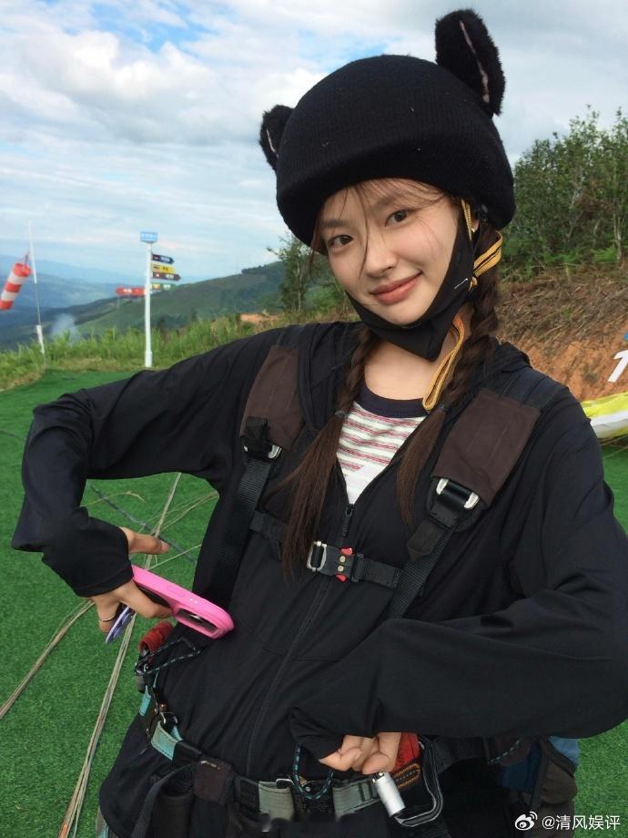 徐若晗滑翔伞遇双彩虹 看着她在空中张开双臂拥抱双彩虹，那股蓬勃的生命力，真的治愈