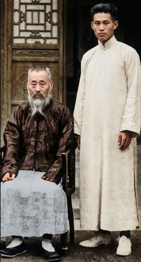 1923年，清华学子孙立人与父亲孙熙泽的合影。
23岁的孙立人身着白衫，挺拔清秀