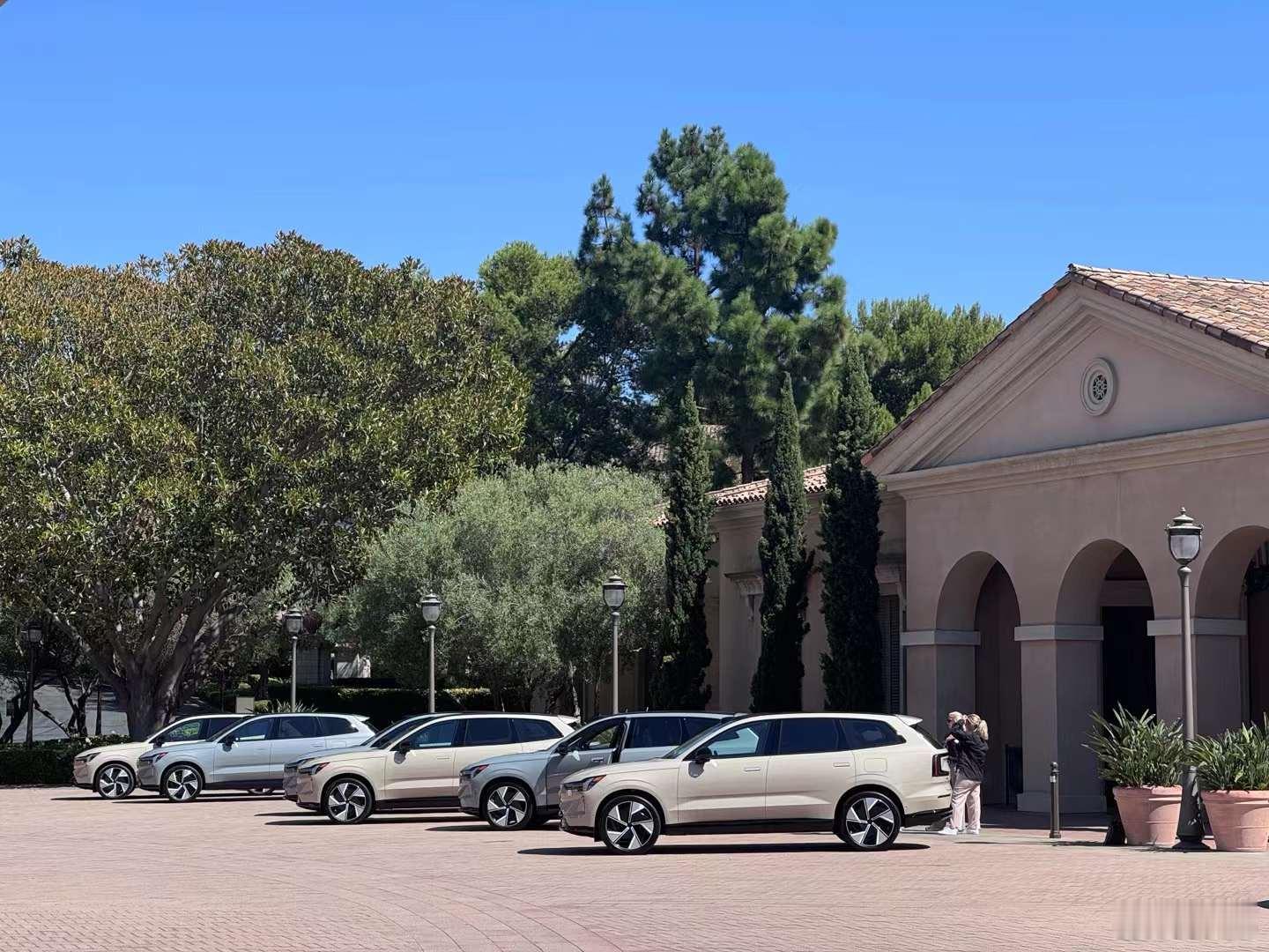 在洛杉矶以南的Newport Beach，参加了沃尔沃EX90全球试驾，因为和高