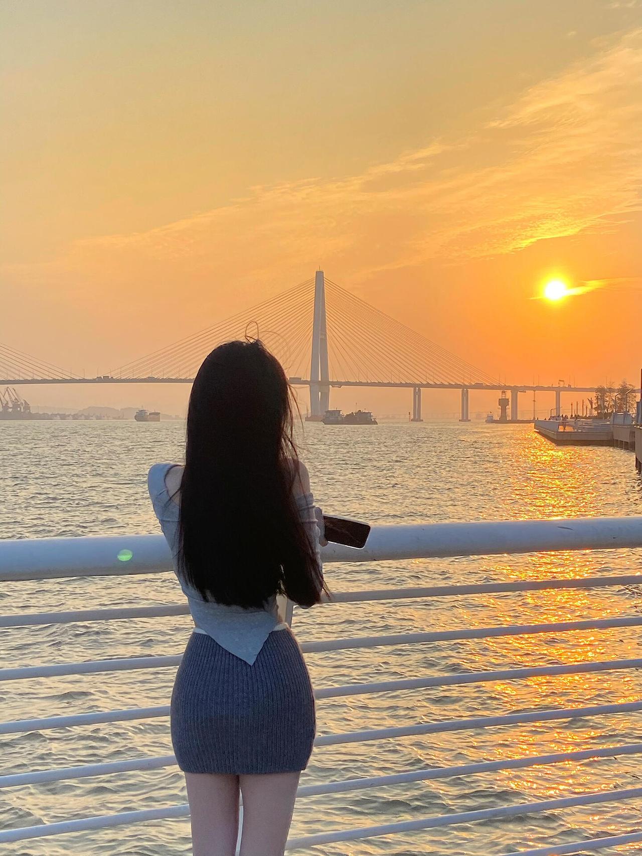 抬头含泪问青天，为何骗我来人间？
酸甜苦辣皆尝遍，未赐半分好姻缘，
半生沧桑度华