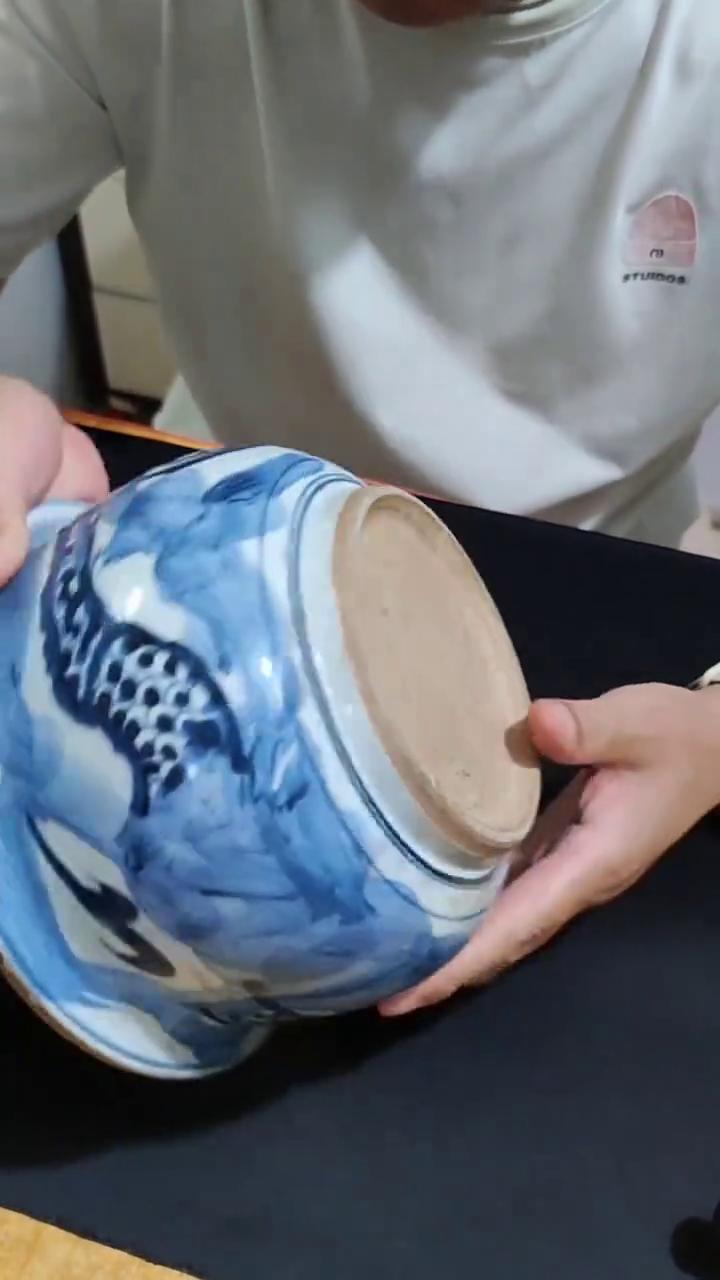 百米外一眼活。
看一下这件瓷器，百米外一眼活。清顺治时期龙纹香炉，一龙三现，片状