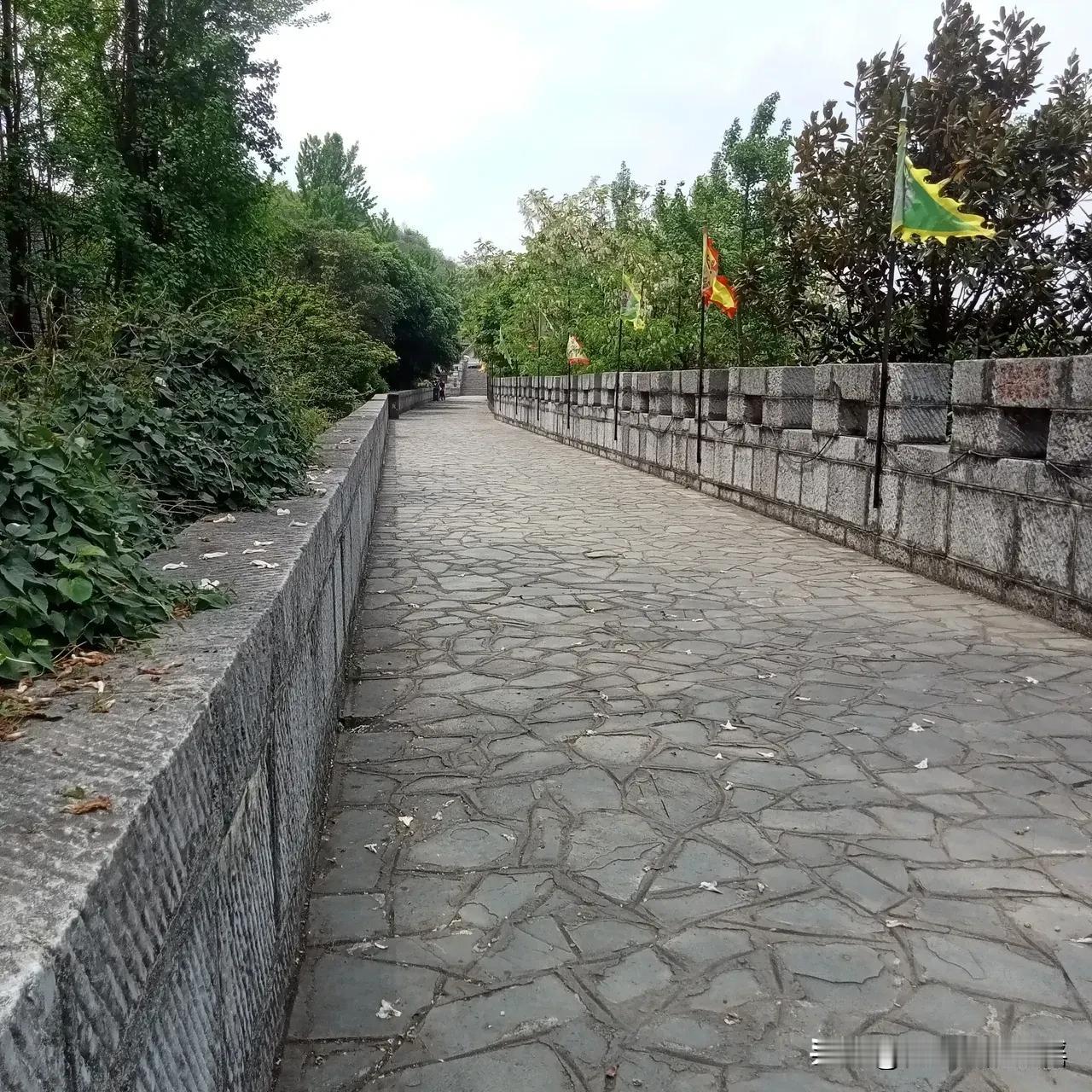 五一假期，我与朋友岁去走了走，满游客不是很多。

朋友是背包客，喜欢一个人随心所